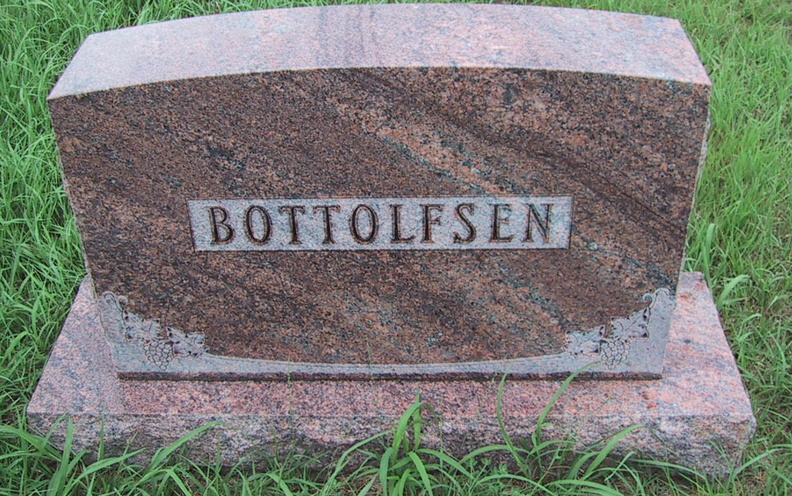 Magnus and Bertha Bottolfsen Headstone1.jpg